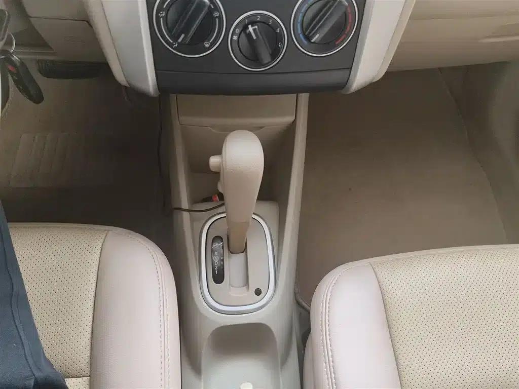 Venucia D50 2013 1.6L Automatic Fashion Edition — миниатюра 10