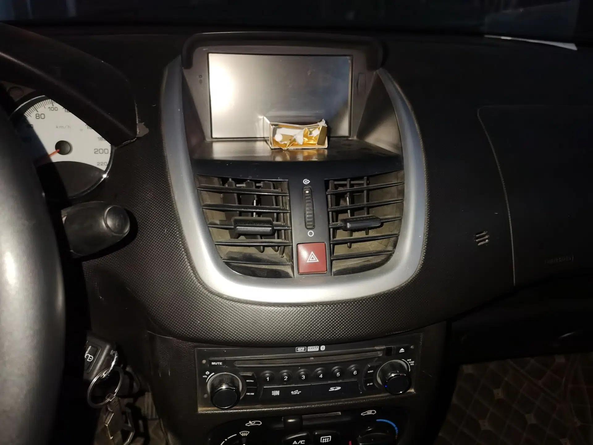 Peugeot 207 2011 Sedan 1.4L Manual Yule Edition — миниатюра 14