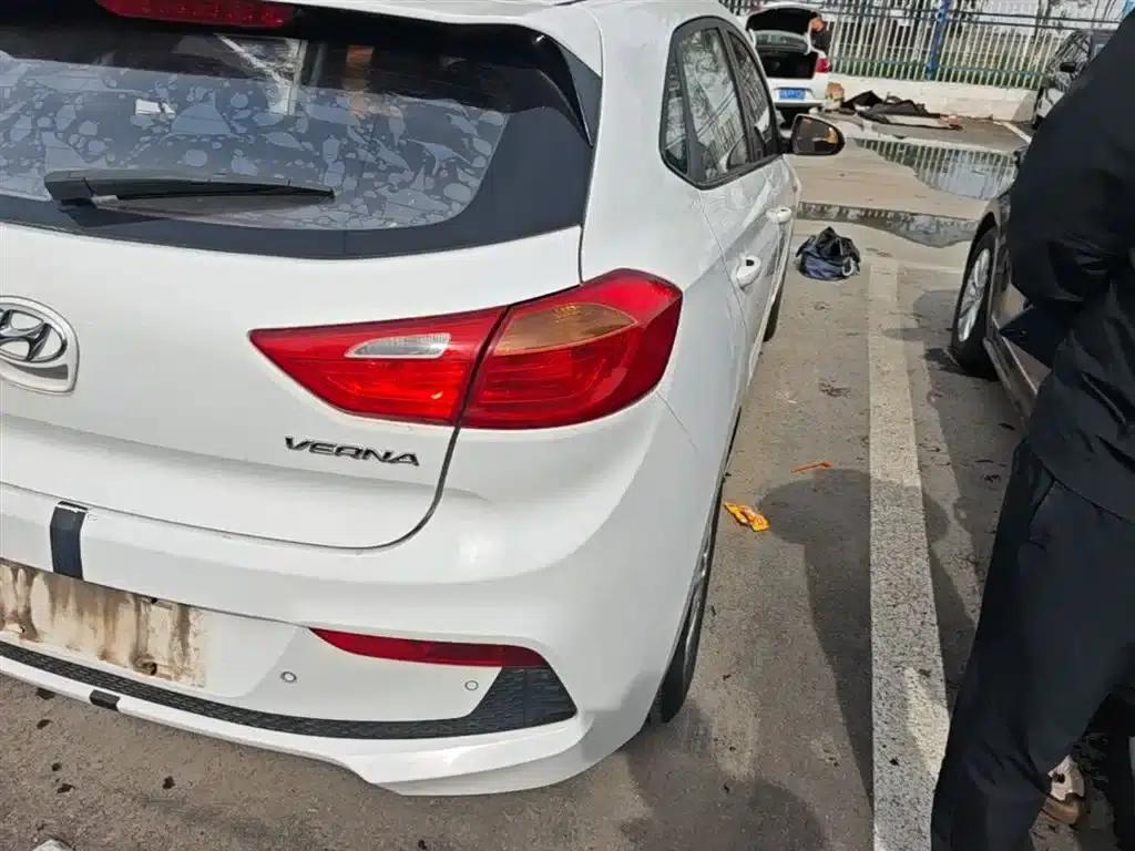 2017 Hyundai Verna RV 1.4L Manual Cool Edition GLS (National V Emission Standard) — миниатюра 24