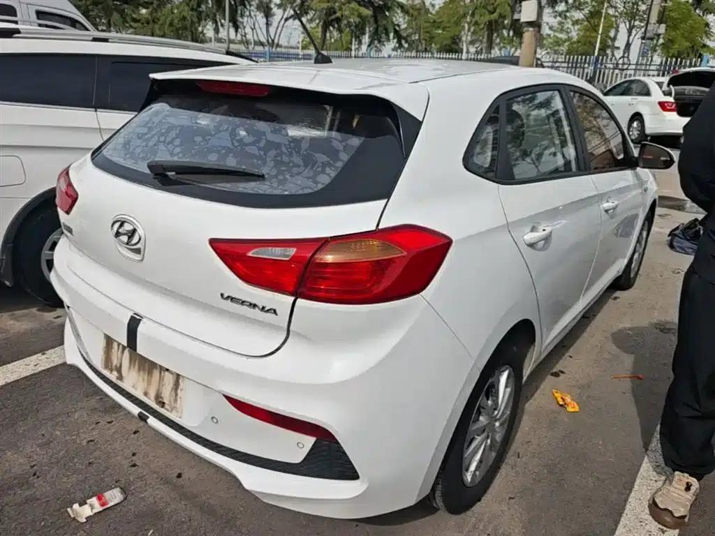 2017 Hyundai Verna RV 1.4L Manual Cool Edition GLS (National V Emission Standard) — миниатюра 5