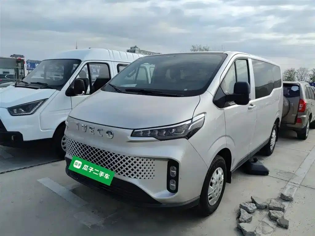 Iveco Juxing 2023 C30 Passenger and Van 2.0T 93KW Manual Star Edition Low Roof — миниатюра 2