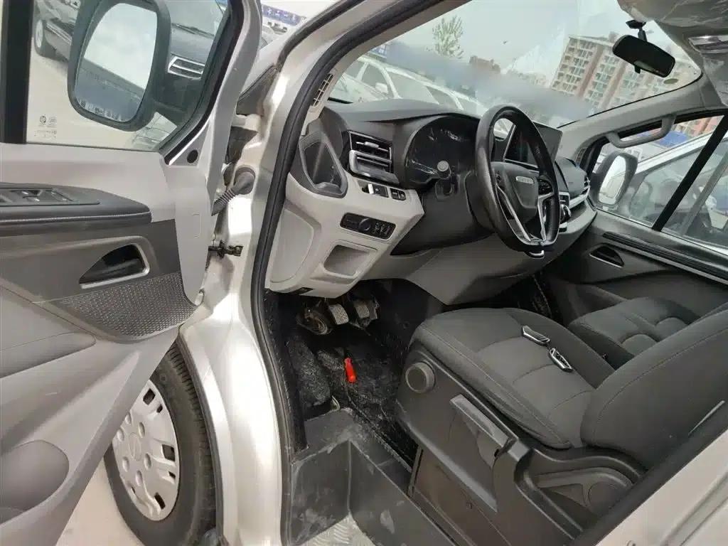 Iveco Juxing 2023 C30 Passenger and Van 2.0T 93KW Manual Star Edition Low Roof — миниатюра 12
