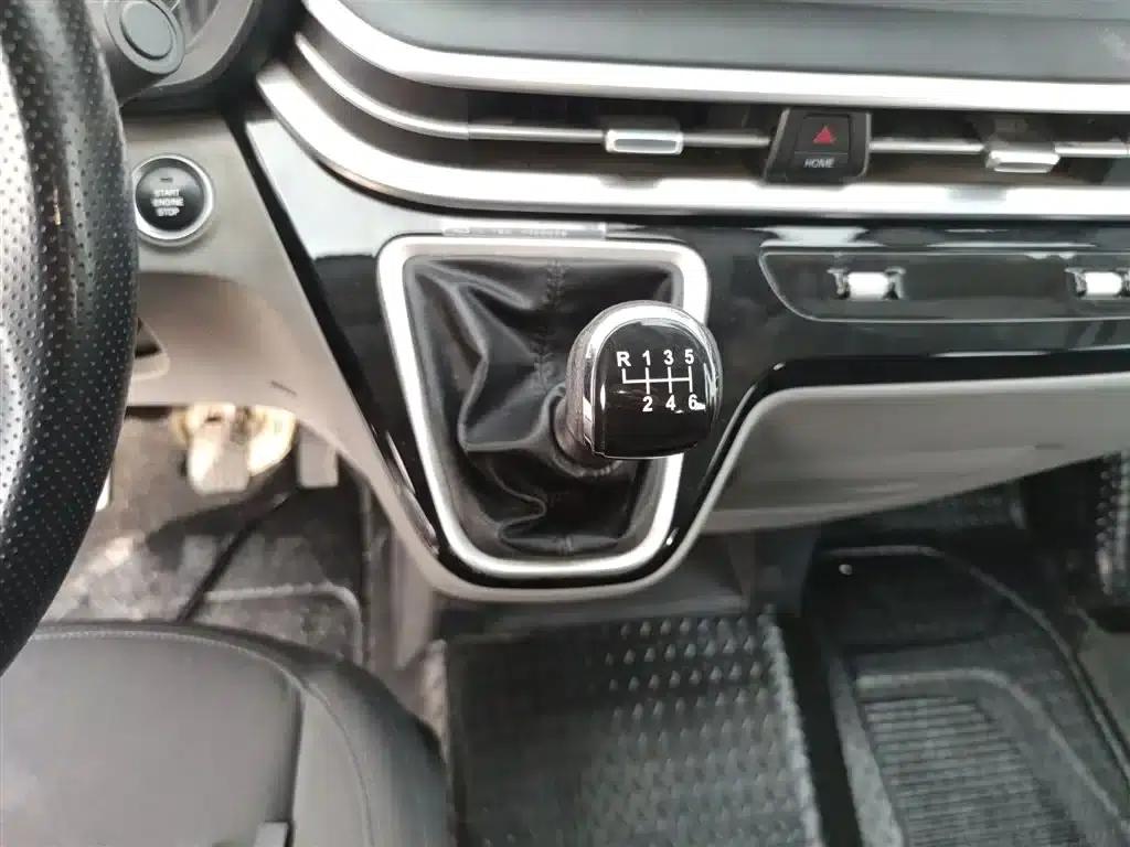Iveco Juxing 2023 C30 Passenger and Van 2.0T 93KW Manual Star Edition Low Roof — миниатюра 10