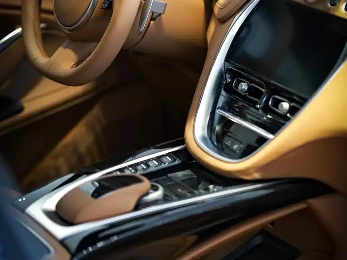Aston Martin DBX 2023 3.0T STRAIGHT-SIX — миниатюра 3