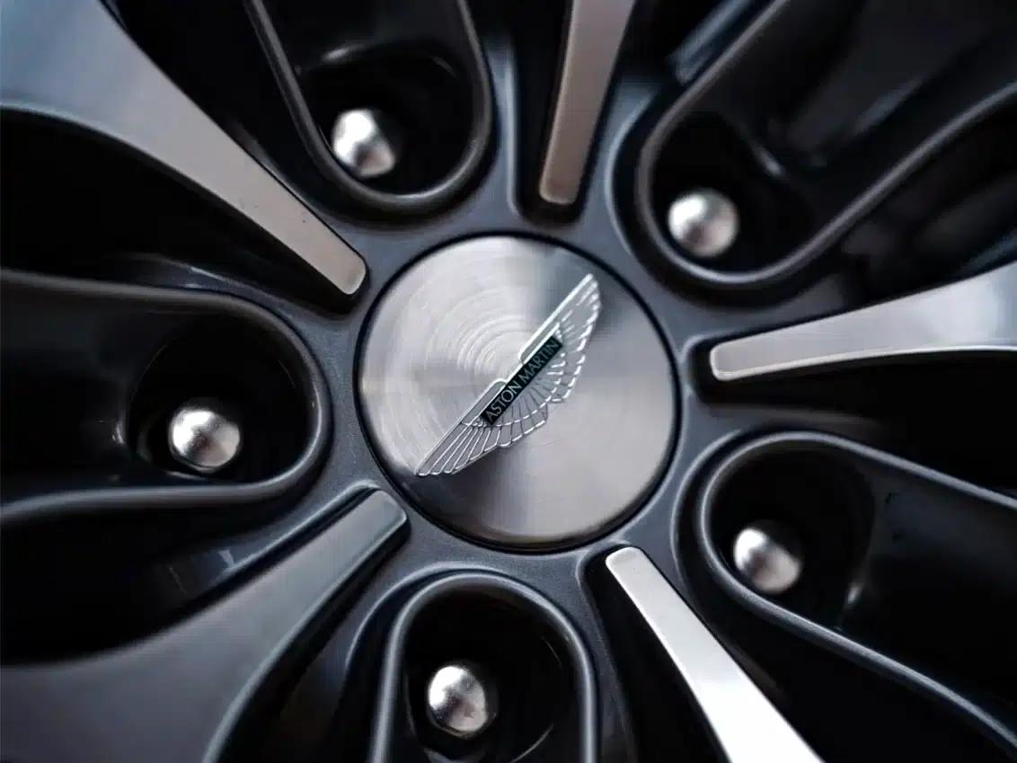 Aston Martin DBX 2023 3.0T STRAIGHT-SIX — миниатюра 8