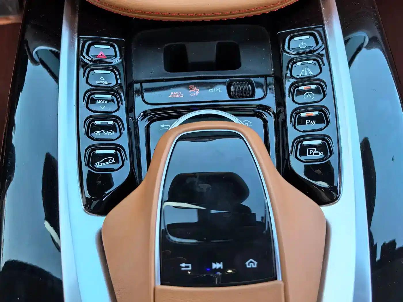 2022 Aston Martin DBX 4.0T V8 — миниатюра 11