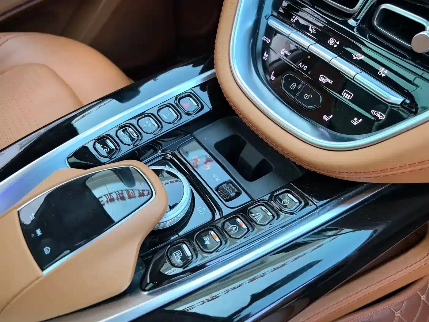 2022 Aston Martin DBX 4.0T V8 — миниатюра 24