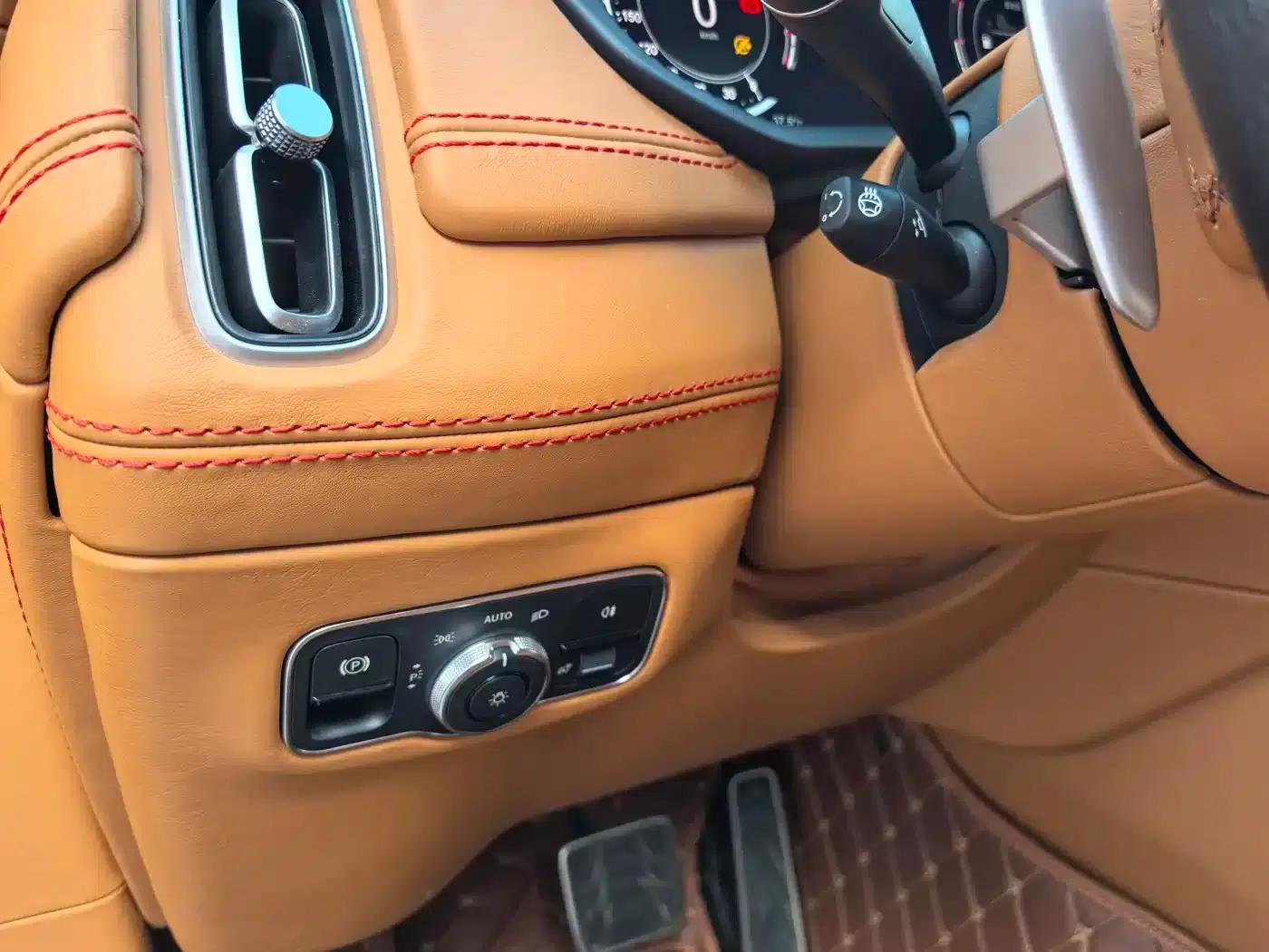 2022 Aston Martin DBX 4.0T V8 — миниатюра 25