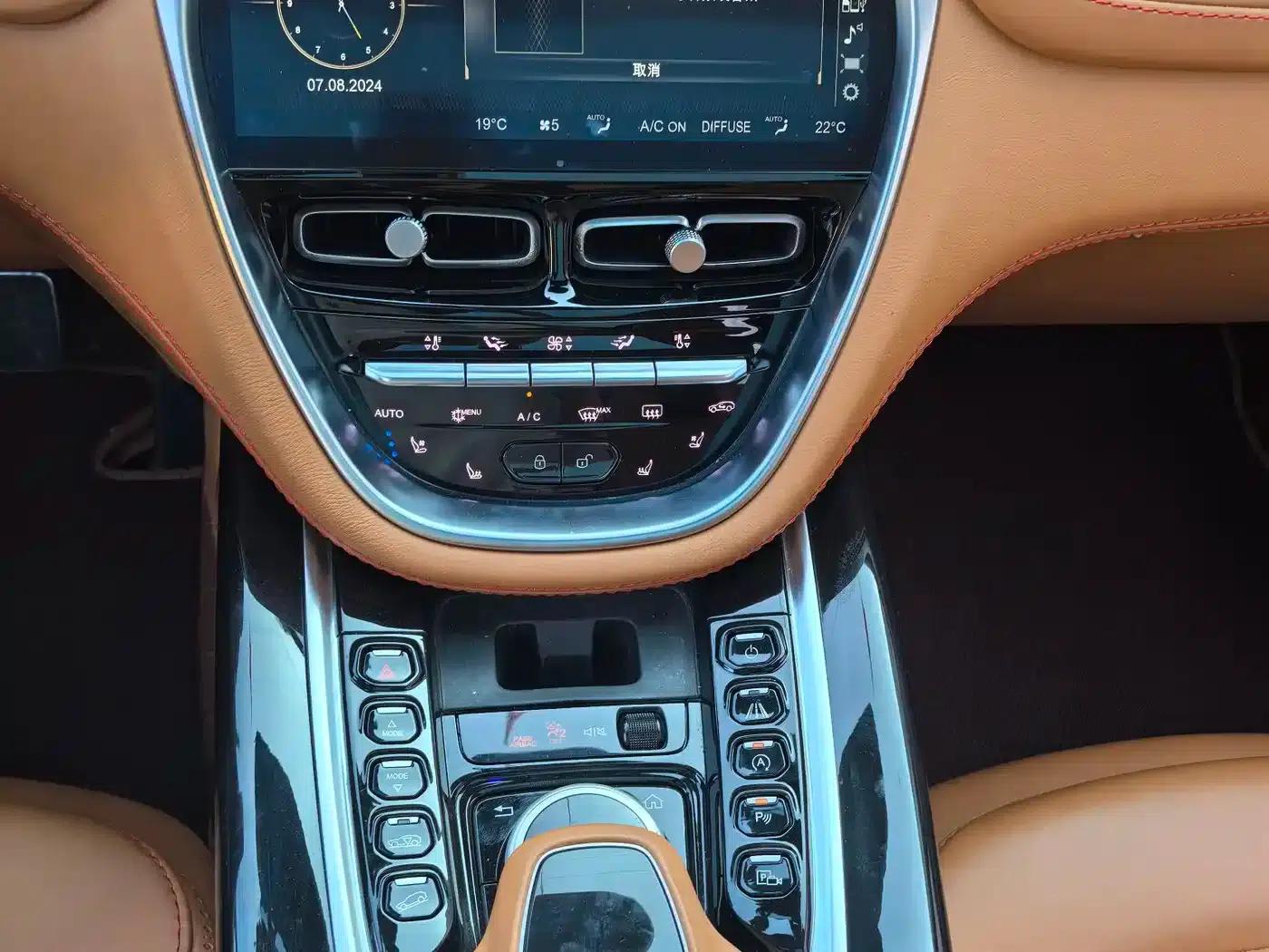 2022 Aston Martin DBX 4.0T V8 — миниатюра 39