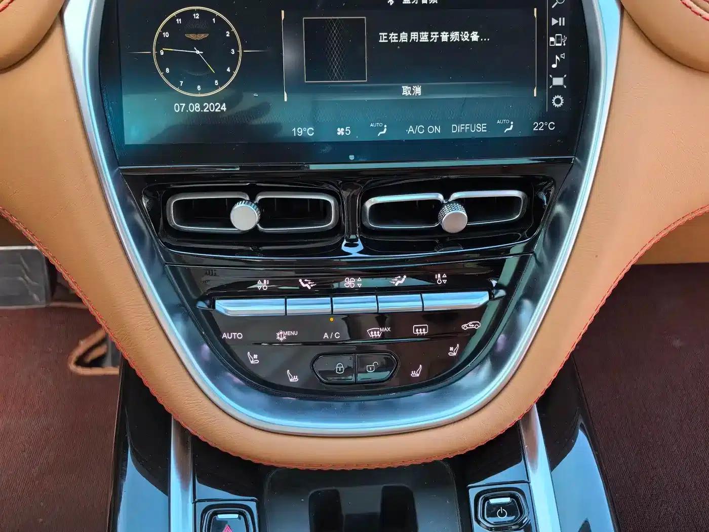 2022 Aston Martin DBX 4.0T V8 — миниатюра 10