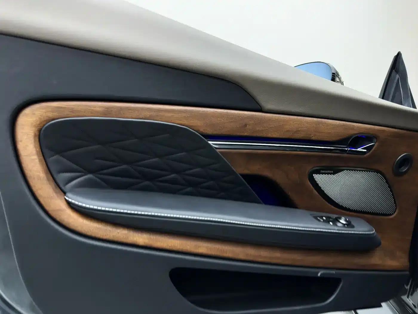 Aston Martin DB12 2025 4.0T V8 Coupe — миниатюра 18