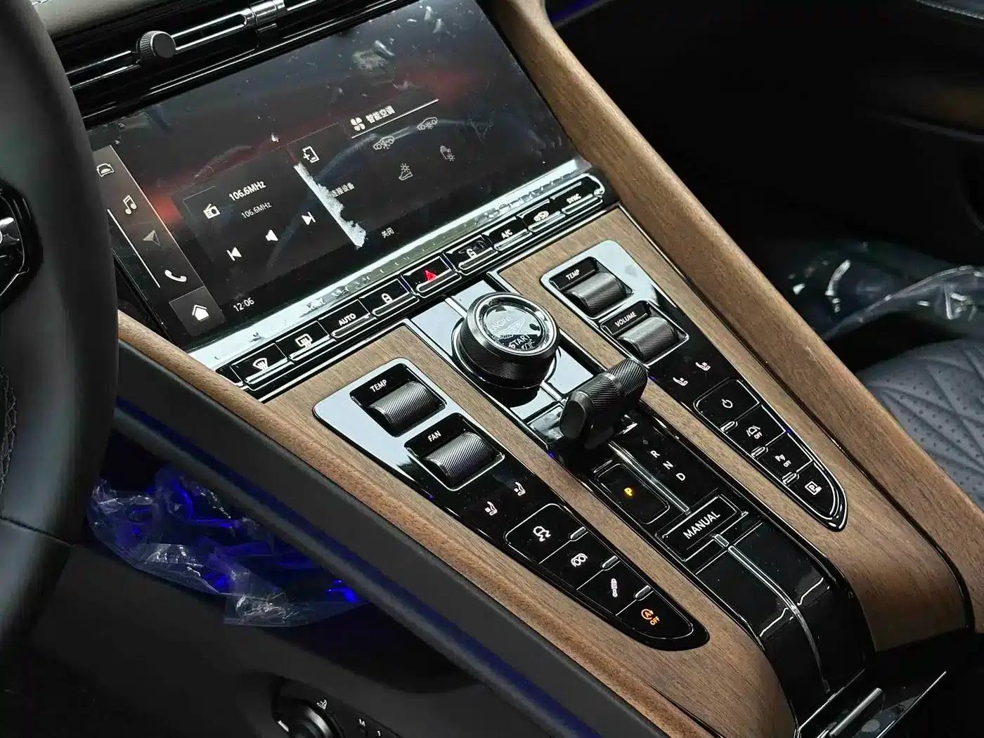 Aston Martin DB12 2025 4.0T V8 Coupe — миниатюра 28