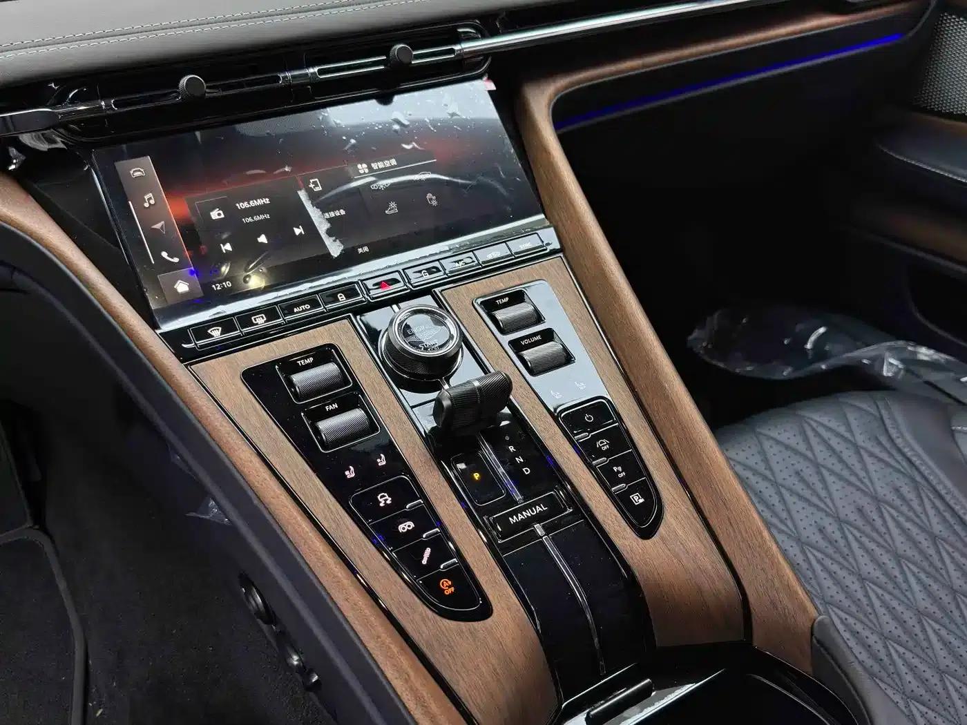 Aston Martin DB12 2025 4.0T V8 Coupe — миниатюра 29