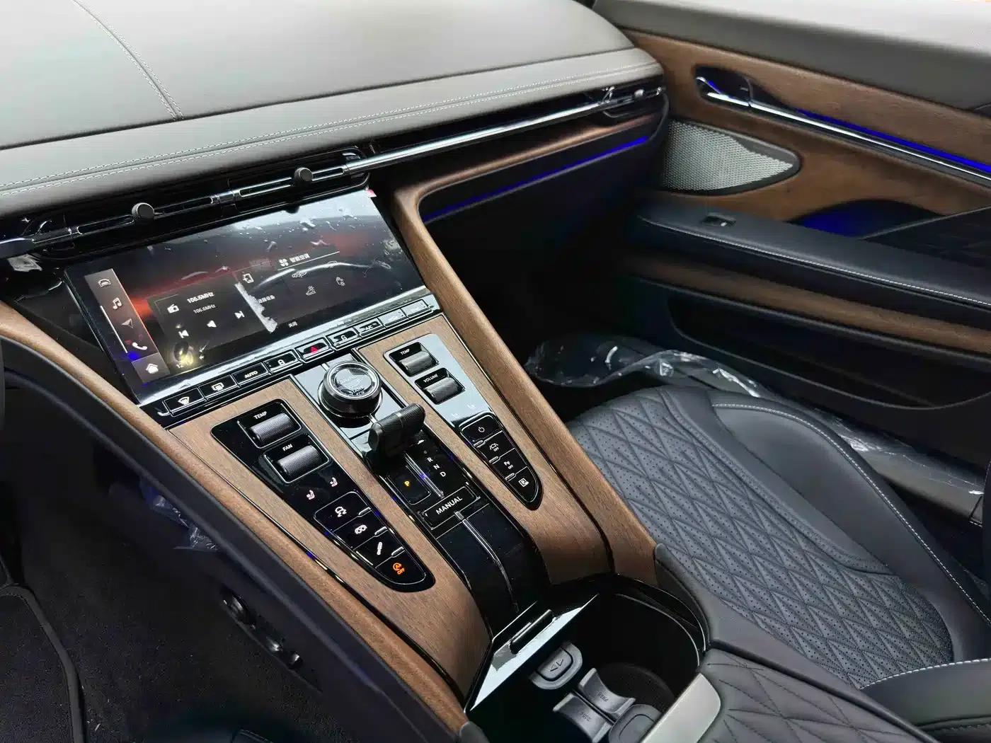 Aston Martin DB12 2025 4.0T V8 Coupe — миниатюра 31