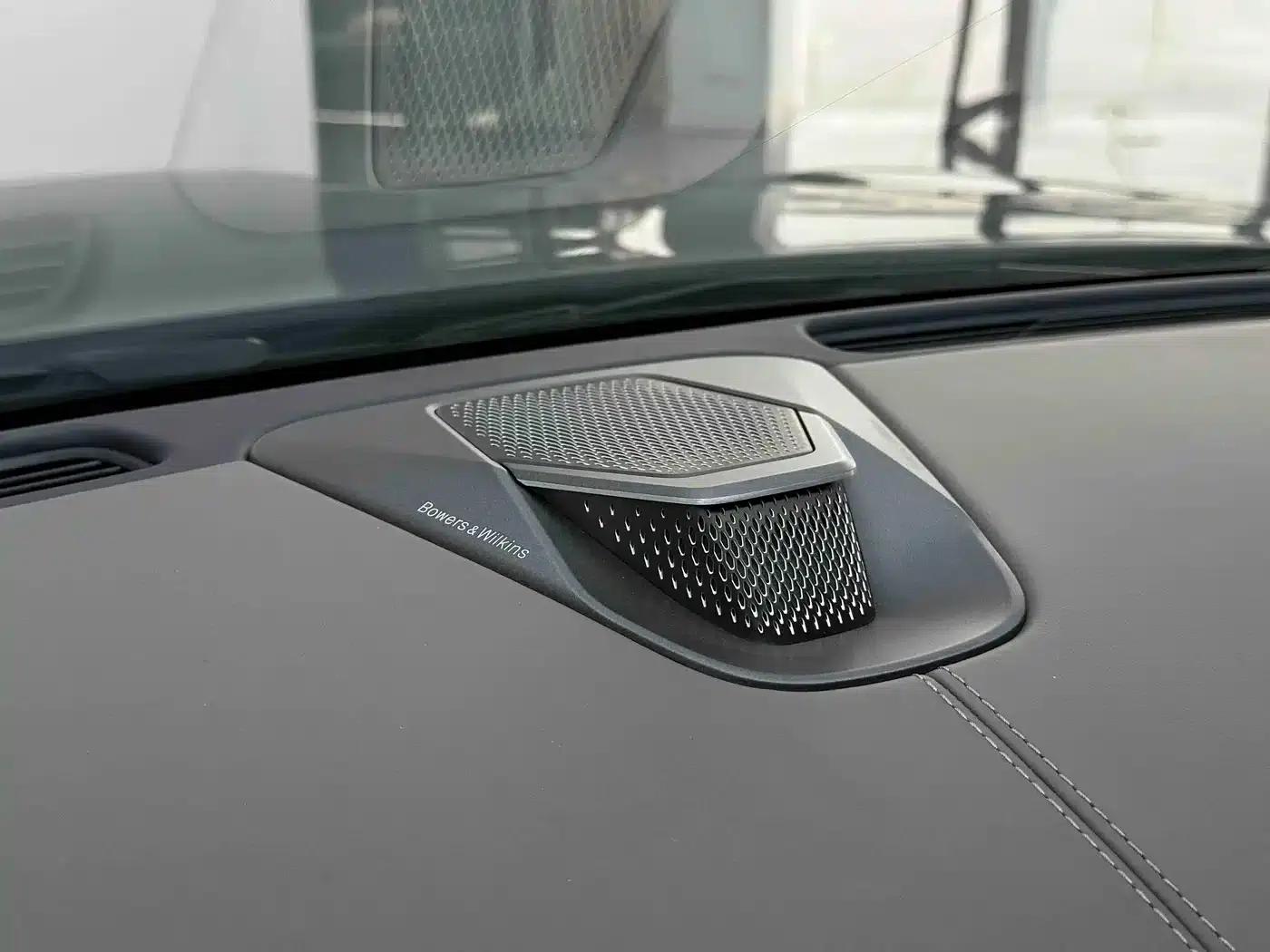 Aston Martin DB12 2025 4.0T V8 Coupe — миниатюра 32