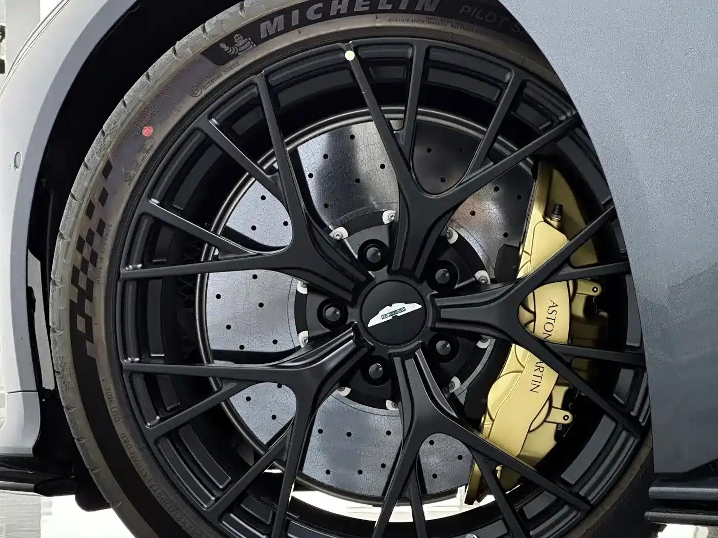 Aston Martin DB12 2025 4.0T V8 Coupe — миниатюра 8
