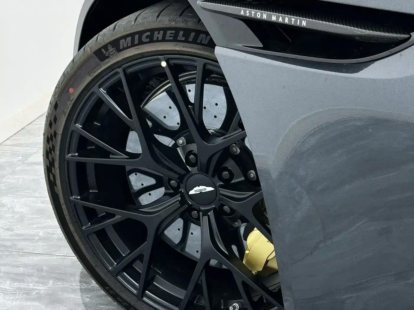 Aston Martin DB12 2025 4.0T V8 Coupe — миниатюра 9
