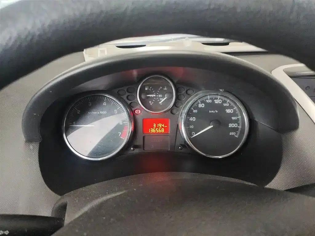 Peugeot 207 2011 Hatchback 1.4L Manual Comfort Edition — миниатюра 12
