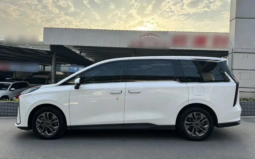 SAIC MAXUS G70 2024 2.0T Automatic Luxury Edition 7 Seats — миниатюра 13