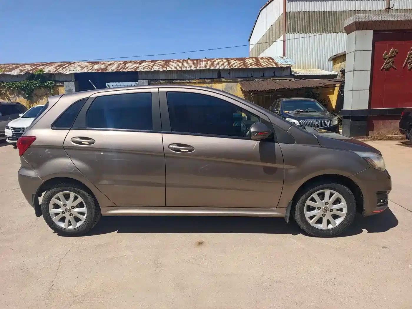 Beijing Automotive E-Series 2013 Hatchback 1.5L Manual Comfort Edition — миниатюра 2