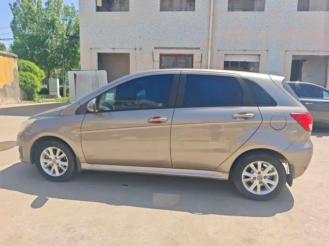 Beijing Automotive E-Series 2013 Hatchback 1.5L Manual Comfort Edition — миниатюра 4