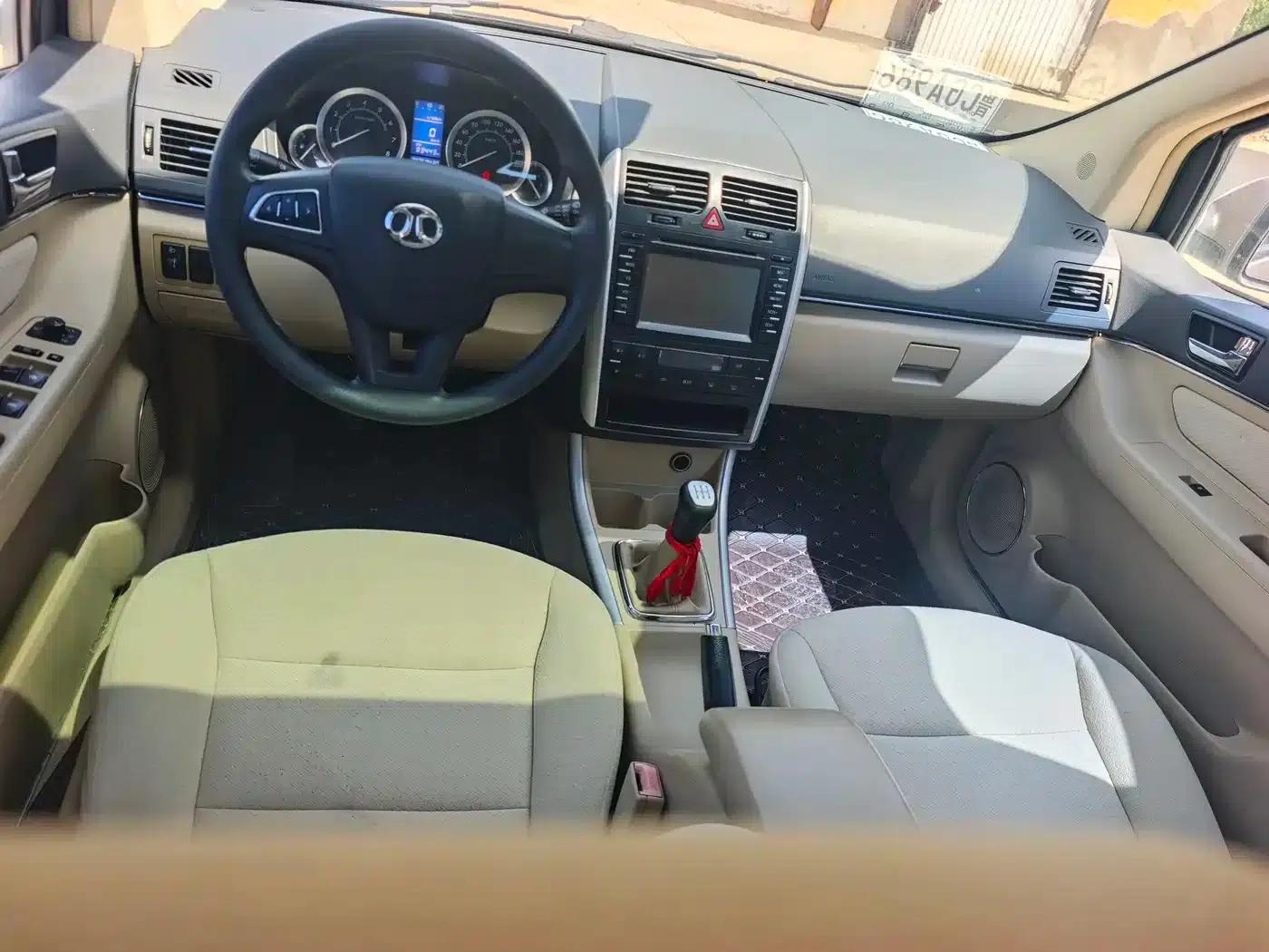 Beijing Automotive E-Series 2013 Hatchback 1.5L Manual Comfort Edition — миниатюра 5