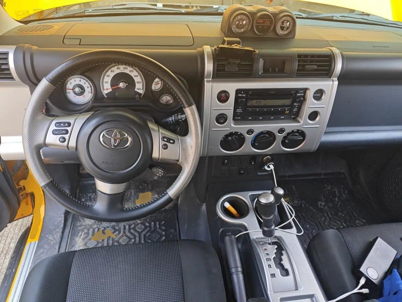 Toyota FJ Cruiser 2013 4.0L — миниатюра 11