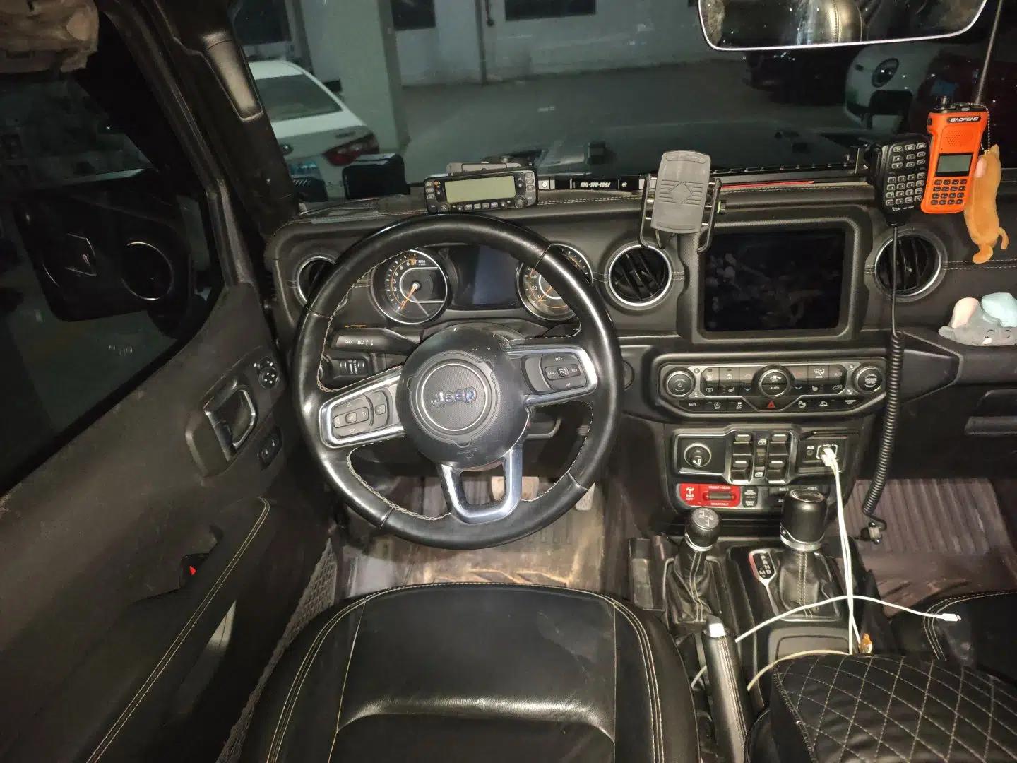 Jeep Gladiator 2022 3.6L Pioneer Edition — миниатюра 11