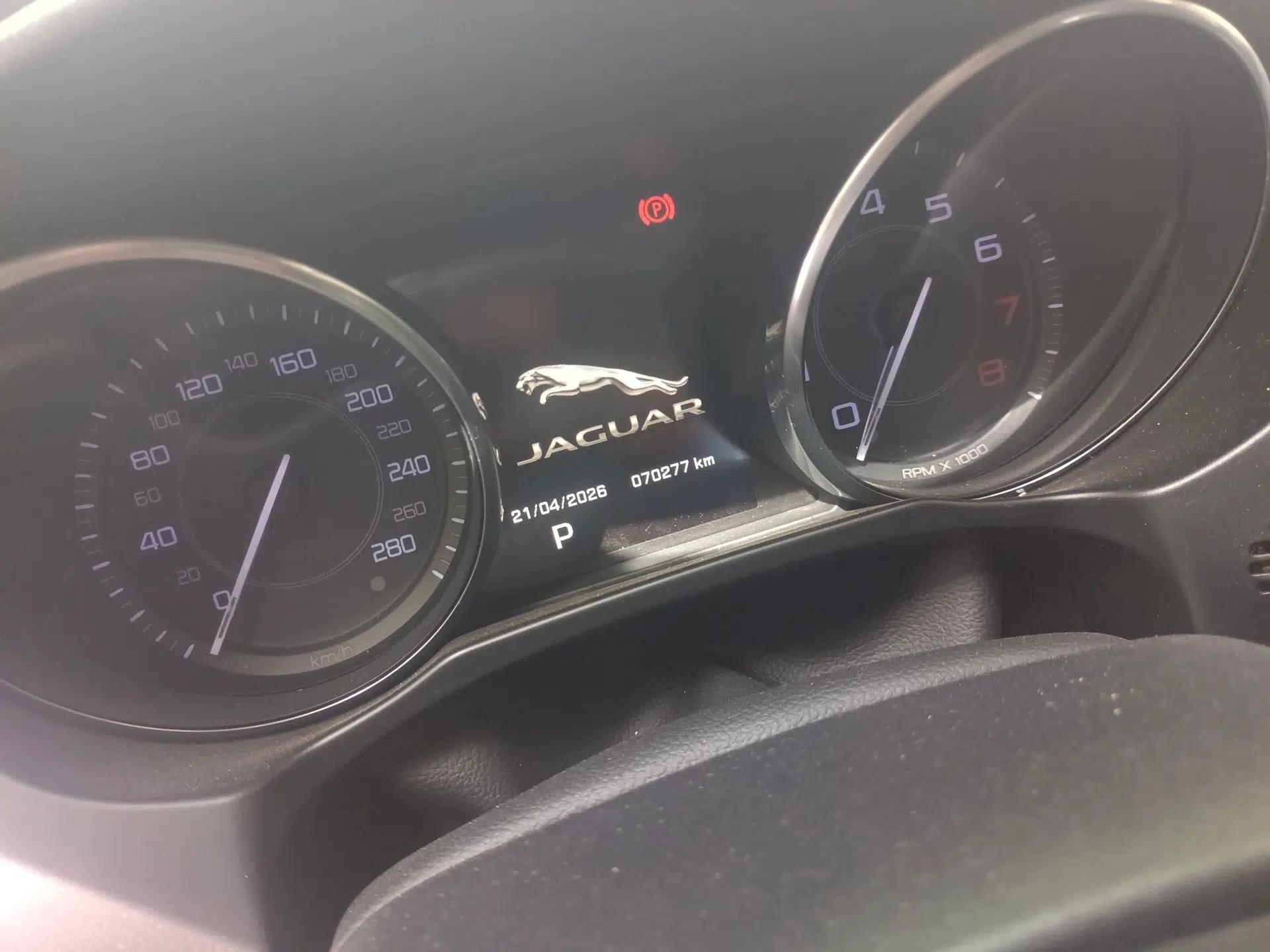Jaguar XE 2015 2.0T 200 PS R-Sport — миниатюра 13