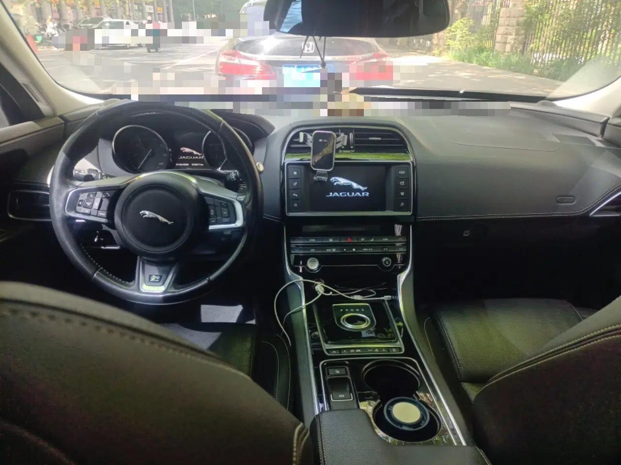 Jaguar XE 2015 2.0T 200 PS R-Sport — миниатюра 10