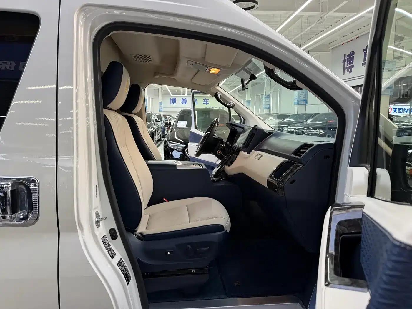 2023 HIACE 3.5L Automatic — миниатюра 9