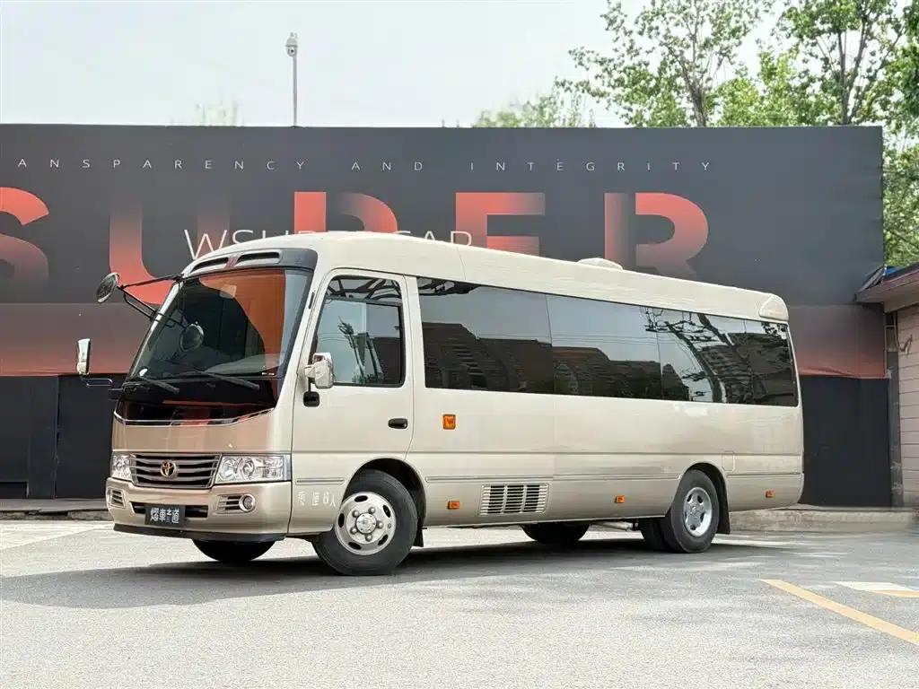 2020 Toyota Coaster 4.0L Automatic — миниатюра 1