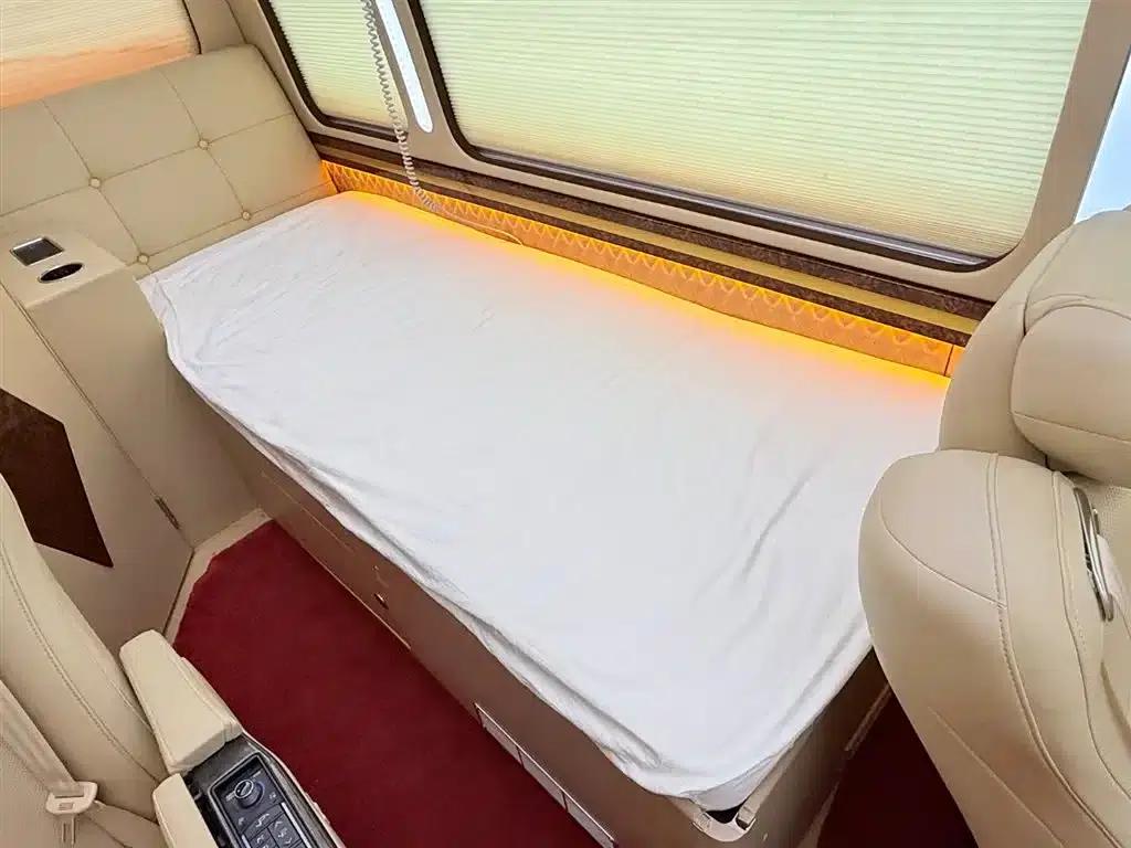 2020 Toyota Coaster 4.0L Automatic — миниатюра 17