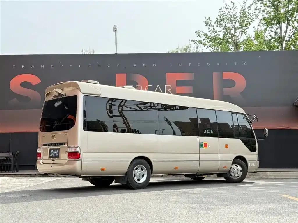 2020 Toyota Coaster 4.0L Automatic — миниатюра 3
