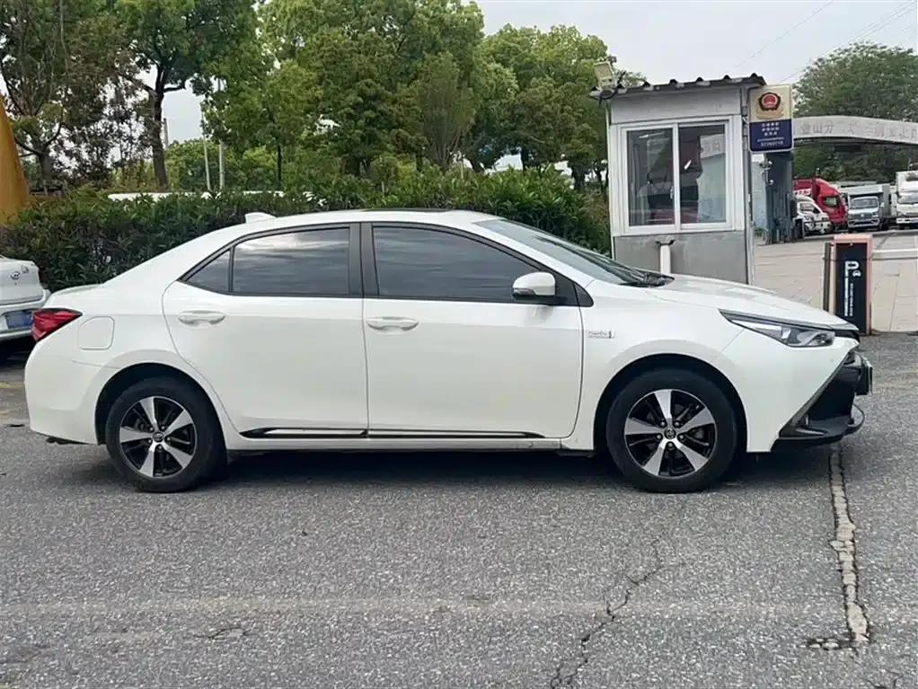 Levin Hybrid E+ 2019 1.8PH GS E-CVT Elite Sunroof Edition — миниатюра 16