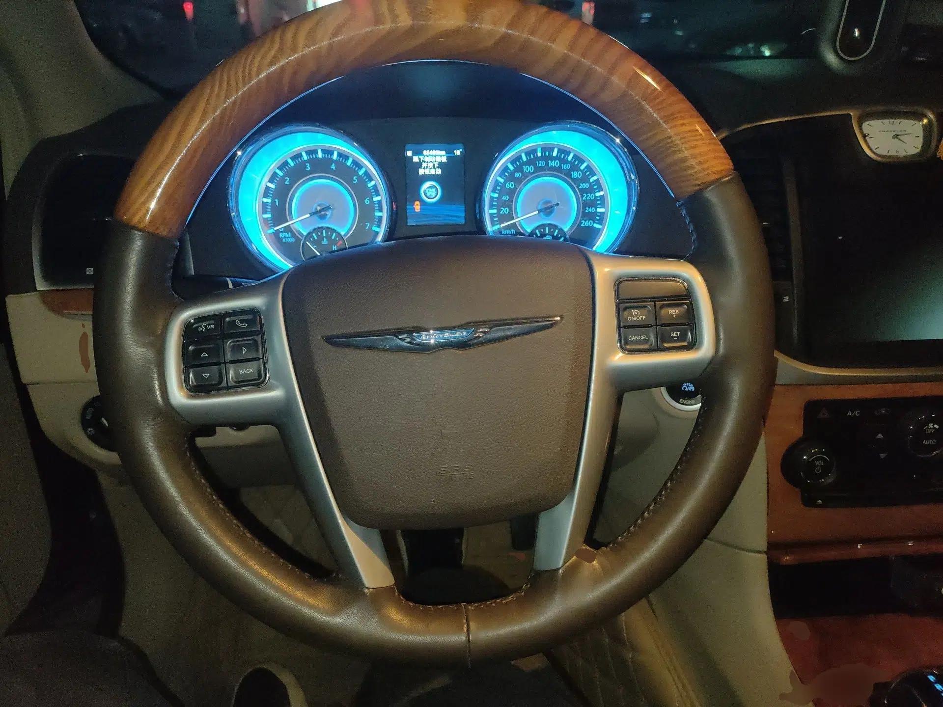 Chrysler 300C 2013 3.6L Luxury Edition — миниатюра 11