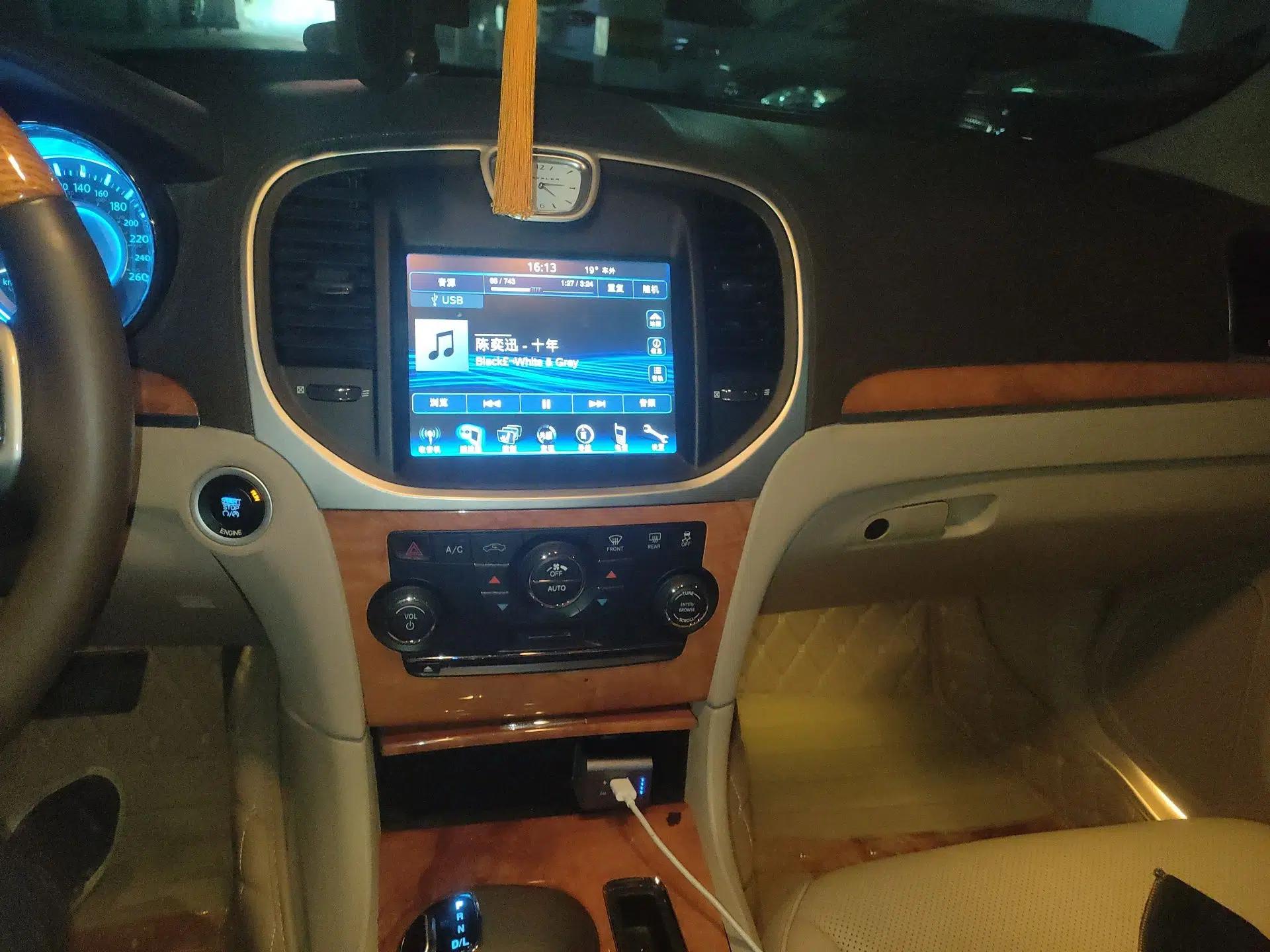 Chrysler 300C 2013 3.6L Luxury Edition — миниатюра 14