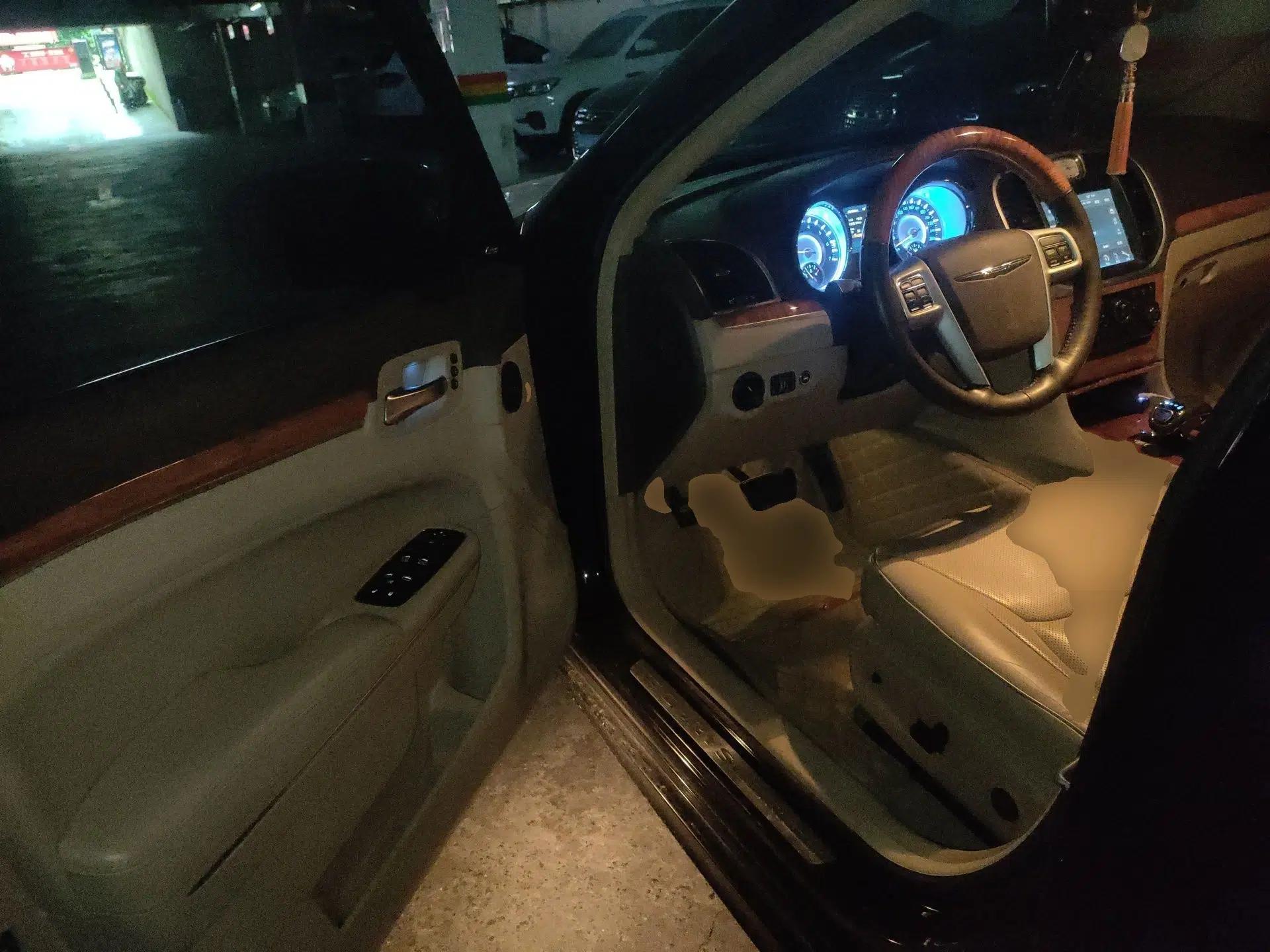 Chrysler 300C 2013 3.6L Luxury Edition — миниатюра 17