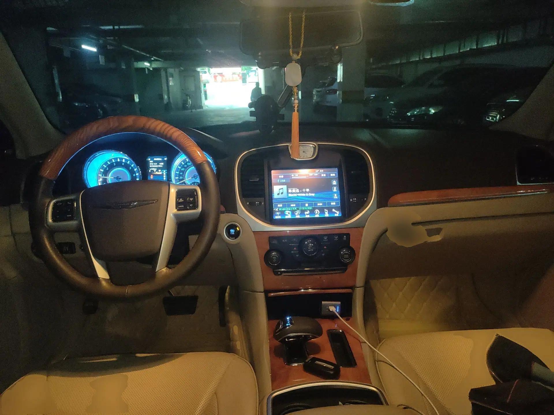 Chrysler 300C 2013 3.6L Luxury Edition — миниатюра 10