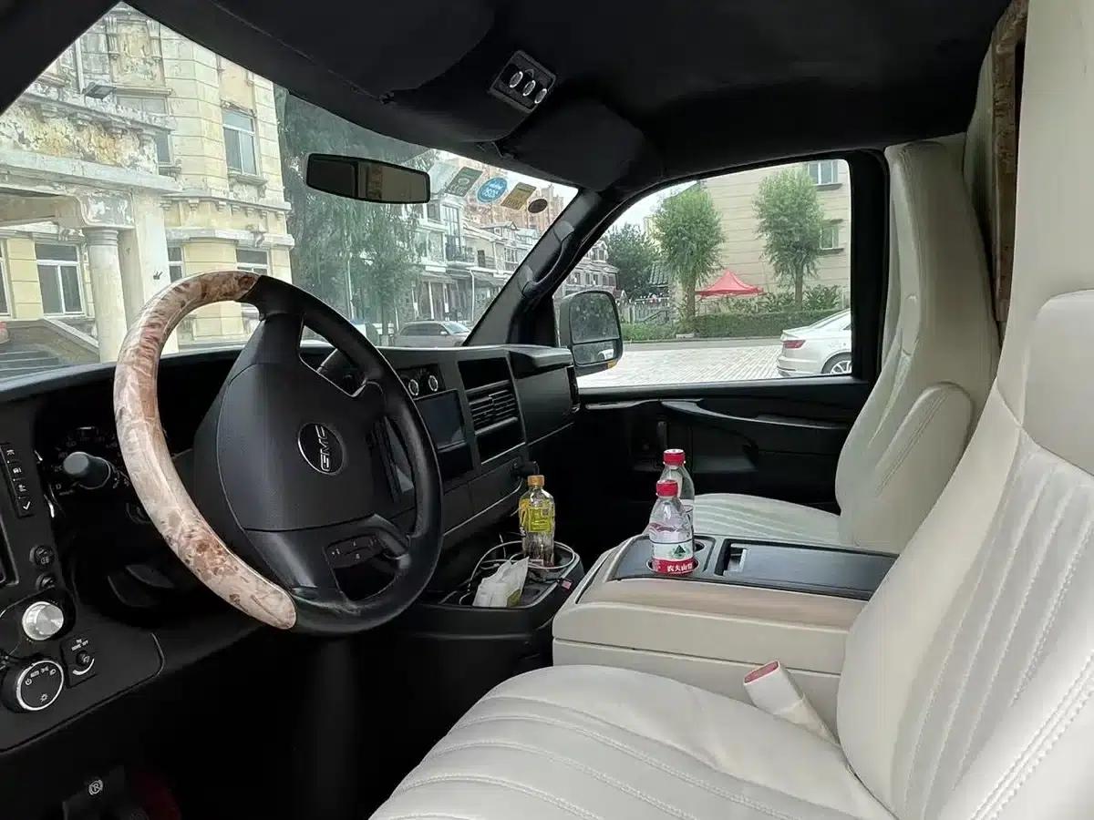 2011 SAVANA 6.0L Business Star 10-seater — миниатюра 9