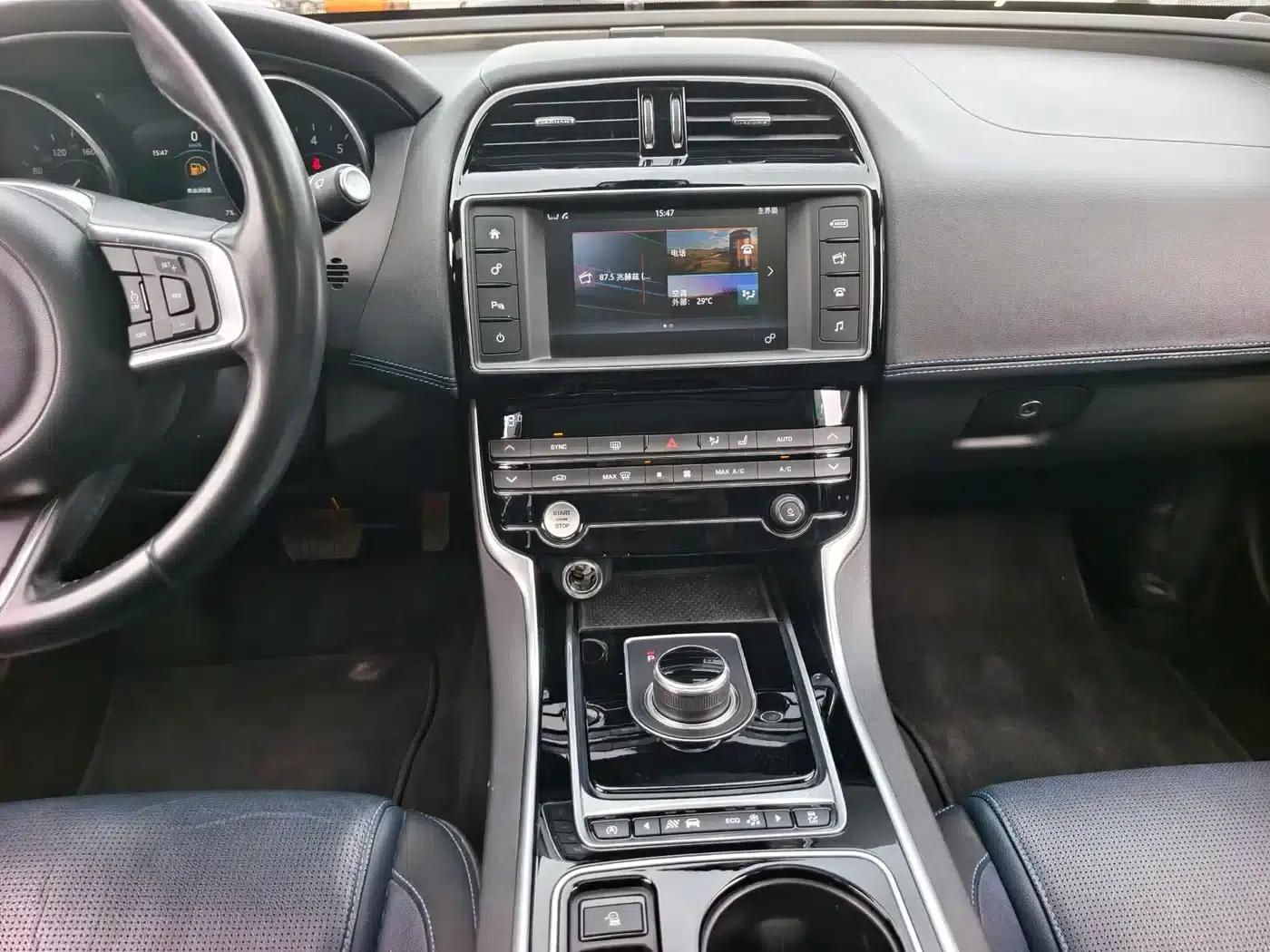 Jaguar XE 2017 2.0T 200PS R-Sport — миниатюра 10