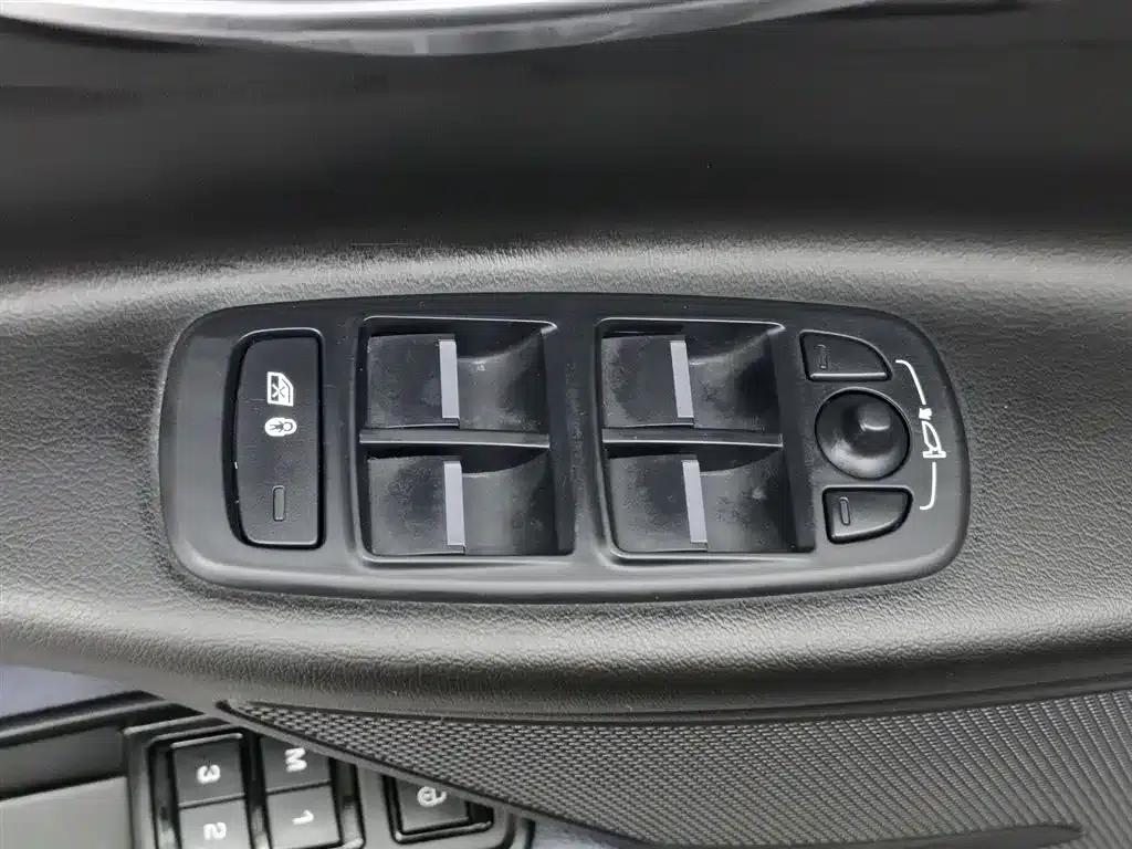 2017 Jaguar XE 2.0T 240PS R-Sport — миниатюра 9