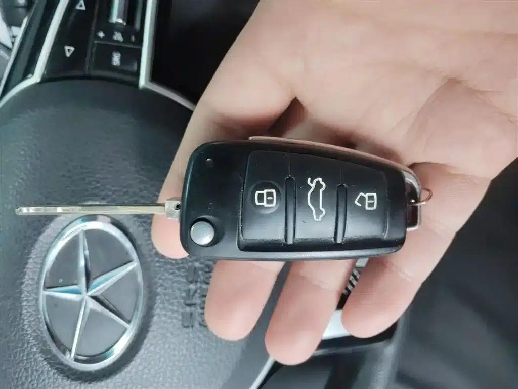 Refine S2 2015 1.5L Manual Deluxe Smart Edition — миниатюра 17