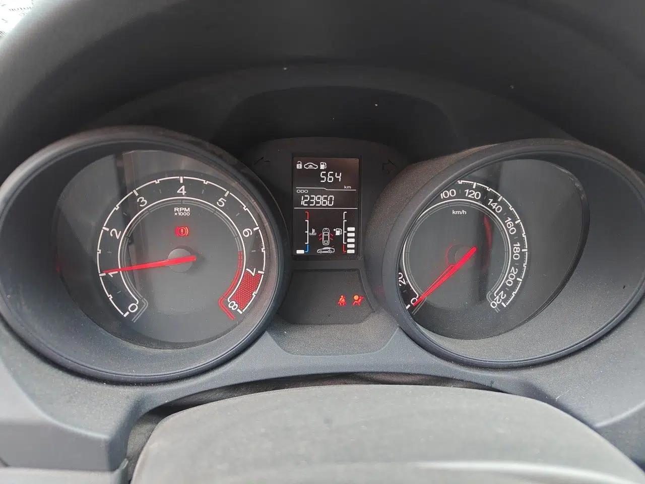 MG GT 2016 1.5L Manual Value-Added Luxury Edition — миниатюра 12