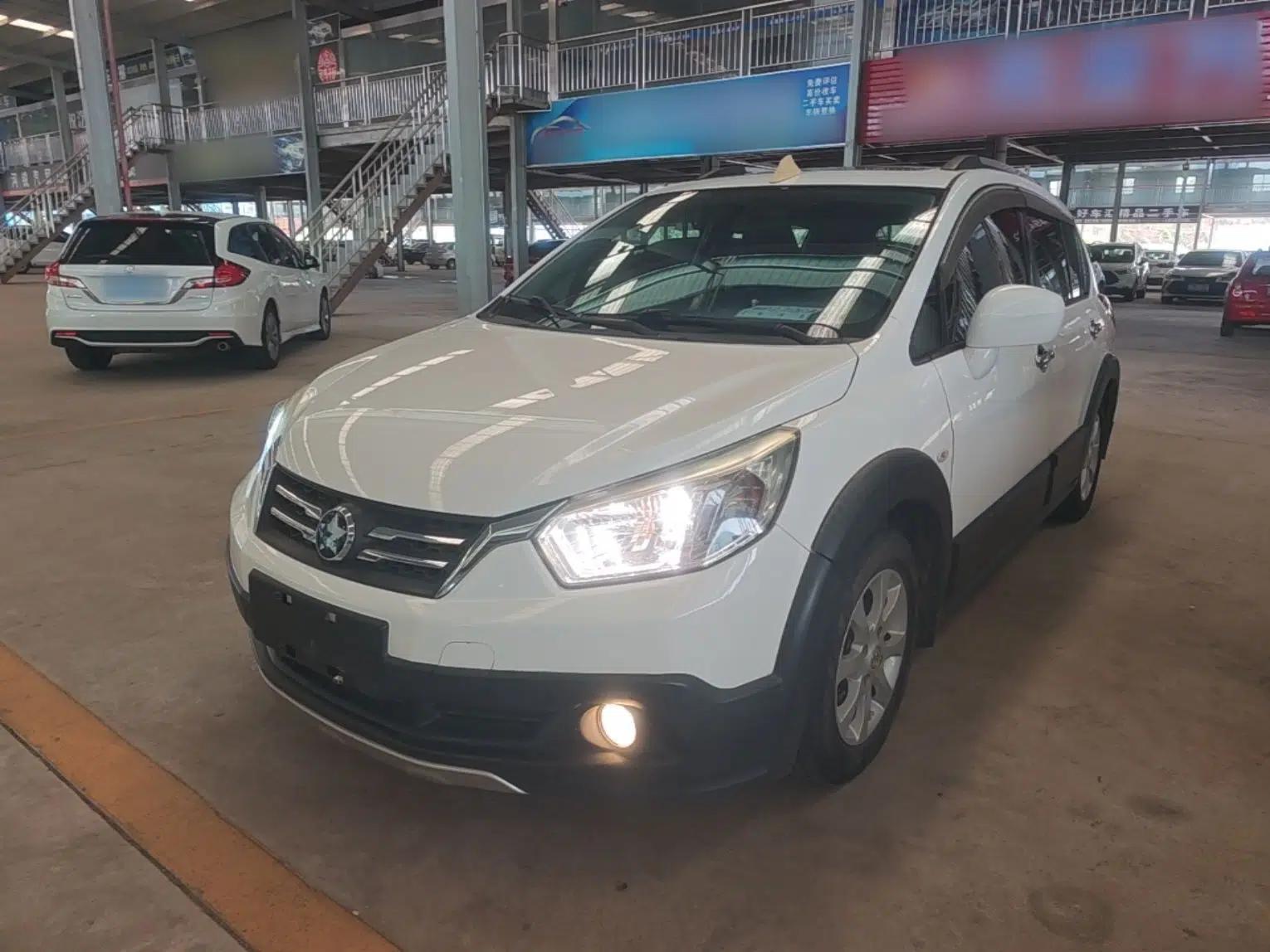 Venucia R50X 2015 1.6L Manual Luxury Edition — миниатюра 1