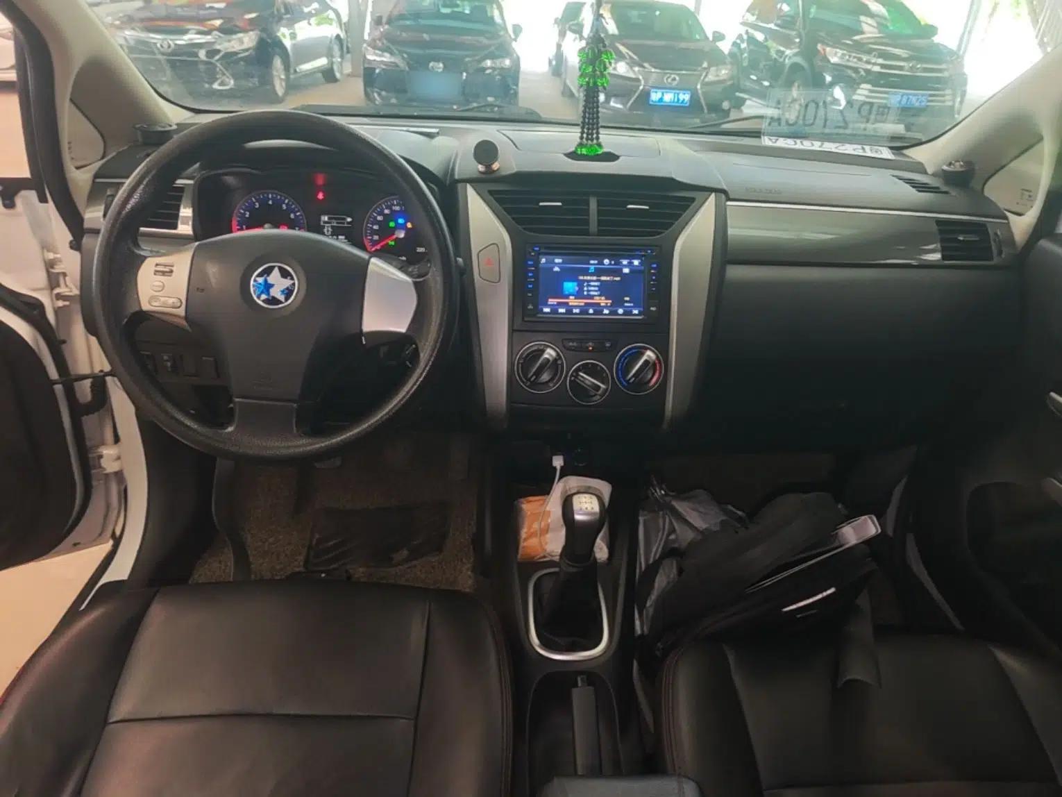 Venucia R50X 2015 1.6L Manual Luxury Edition — миниатюра 13