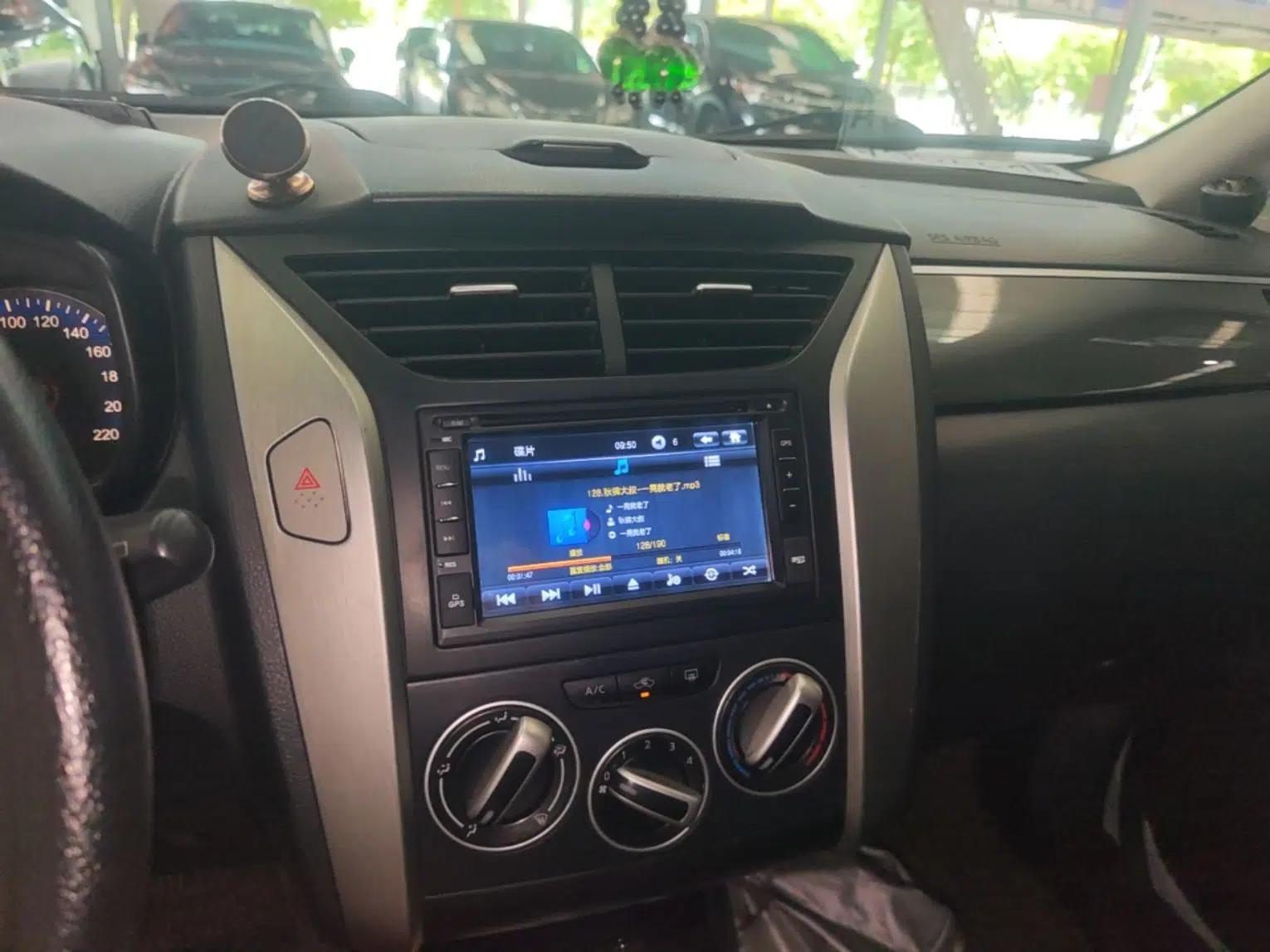 Venucia R50X 2015 1.6L Manual Luxury Edition — миниатюра 16