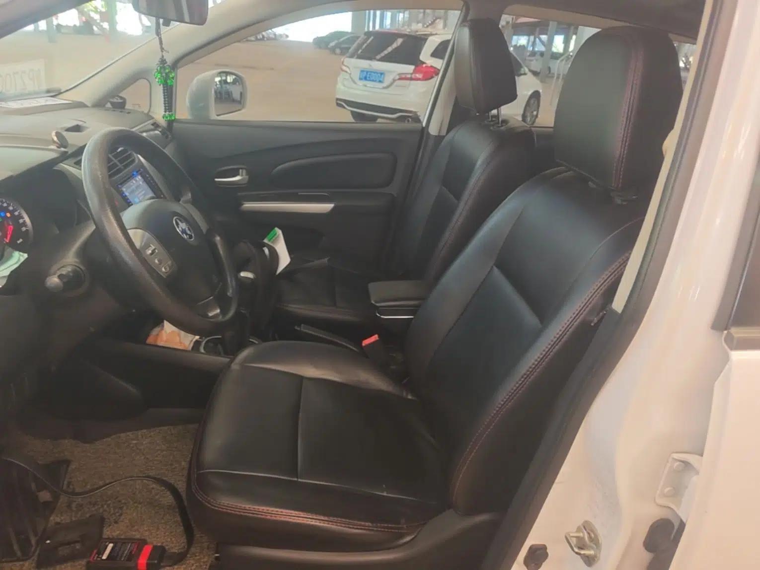 Venucia R50X 2015 1.6L Manual Luxury Edition — миниатюра 18