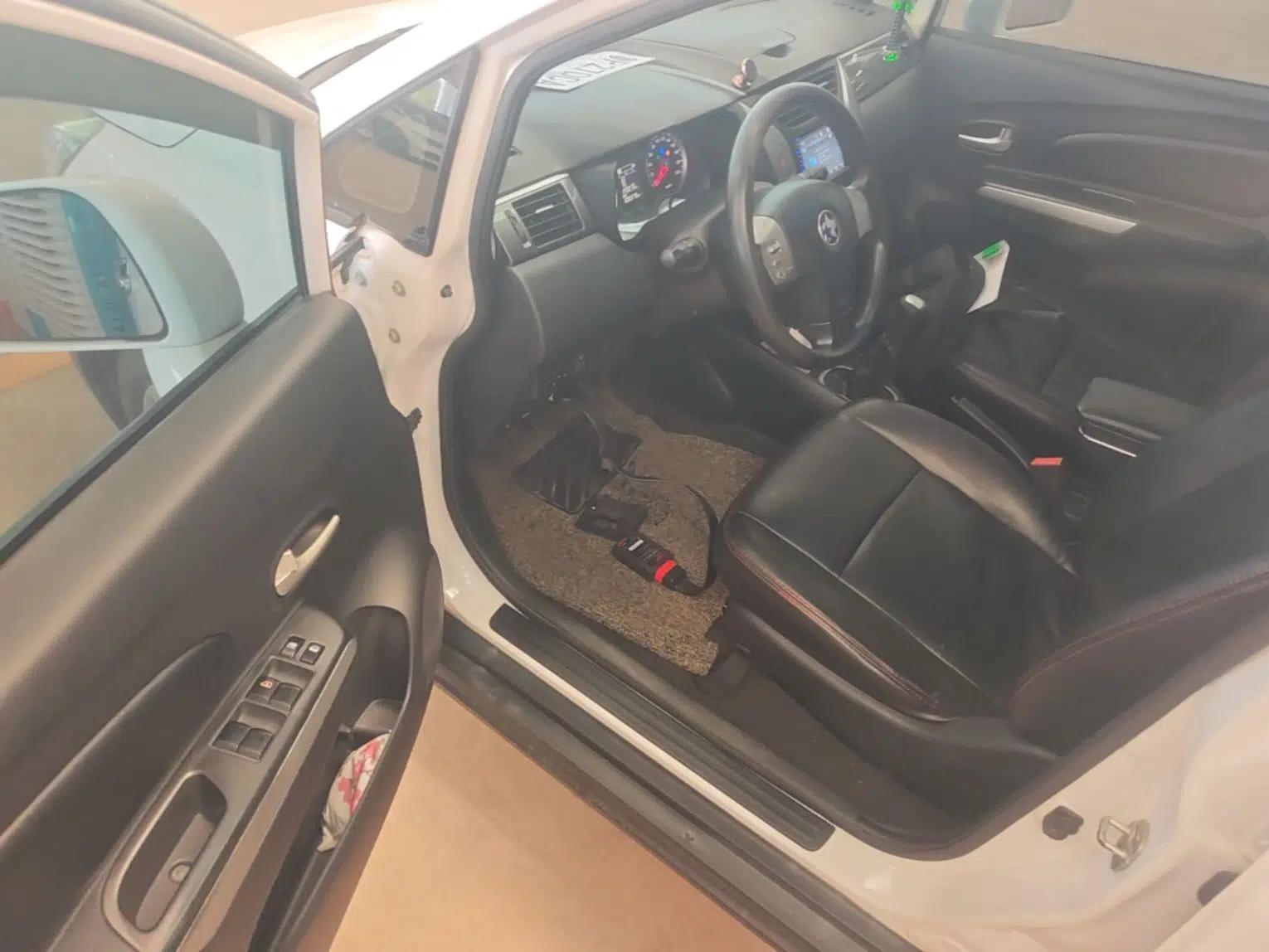 Venucia R50X 2015 1.6L Manual Luxury Edition — миниатюра 19