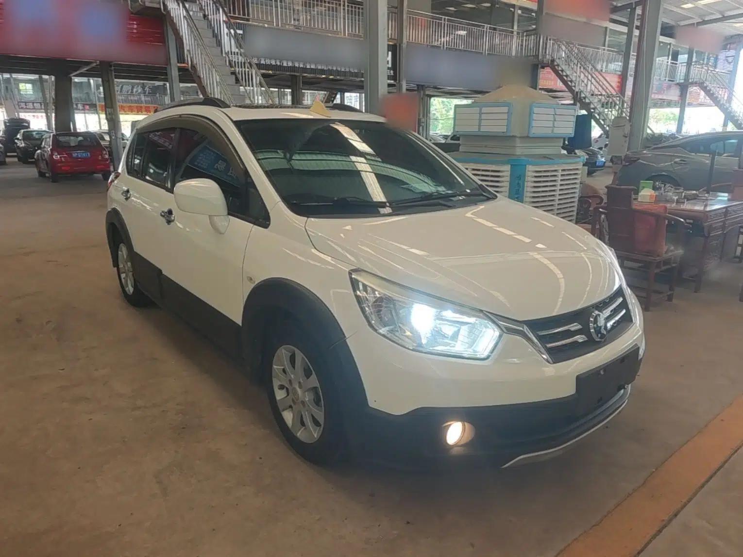 Venucia R50X 2015 1.6L Manual Luxury Edition — миниатюра 3